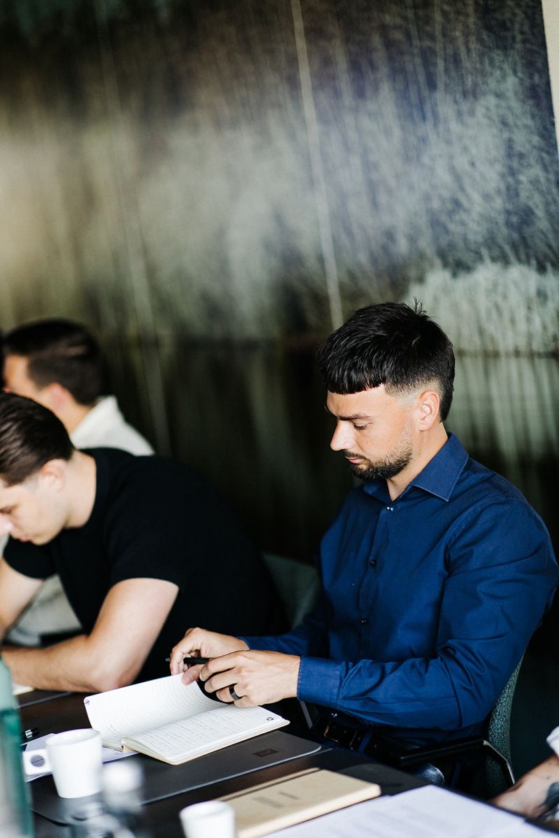 Willem te Witt werkt aan notitieboek — coachingsroutine voor ondernemers