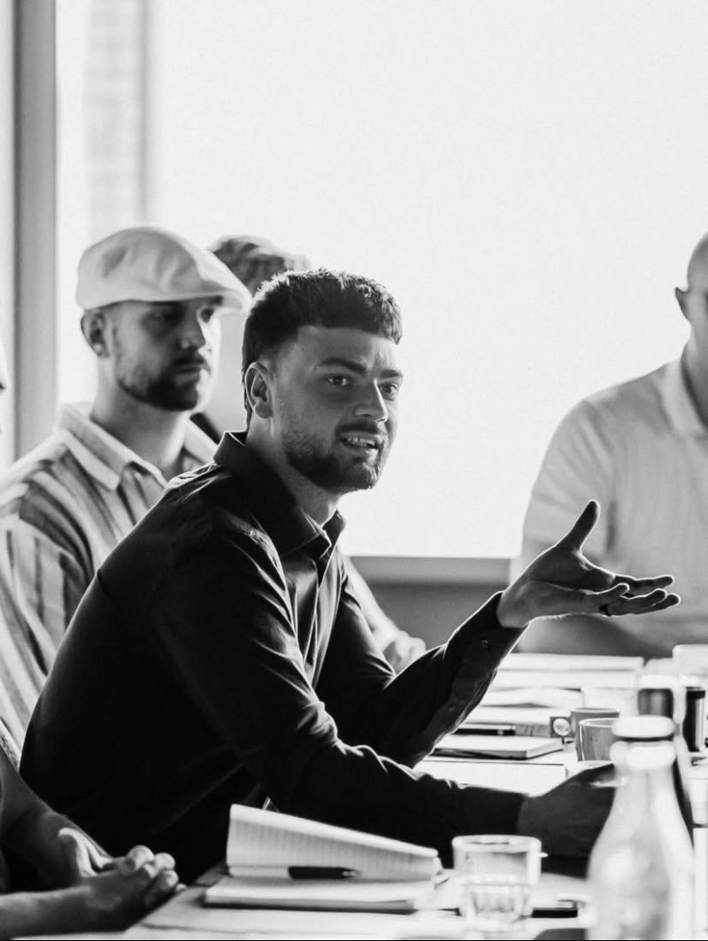 Willem te Witt spreekt op podium over Anti-High Performance coaching